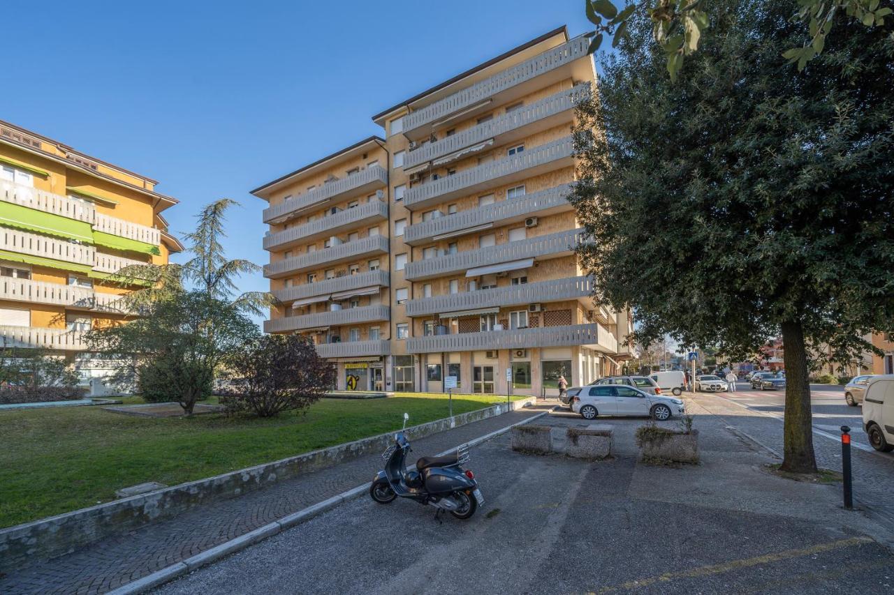 Zia Dina Apt - With Balcony Lägenhet Pasian di Prato Exteriör bild